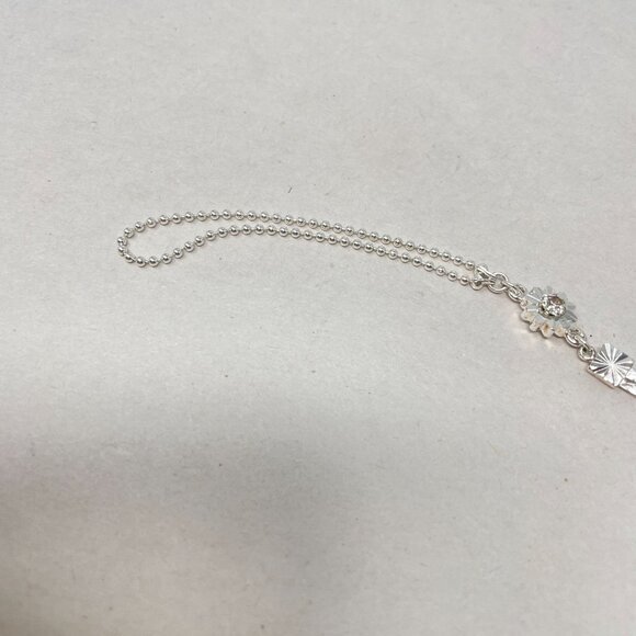 Avon Silvertone Diamond Cut Accented Finger Bracelet‎ Size Large Flower Gift Box - Picture 4 of 9